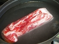 鍋に豚バラのブロックと水を入れて火にかけ、串を刺して血が出なくなるまで、４０分～１時間ほど茹でます。 茹で上がったら冷ましておきます。