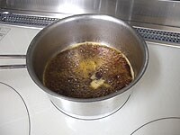 はじめに漬け液を作ります。鍋に醤油とみりん（6対４の割合）を煮立て、冷ましておきます。<br />