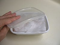 表面をガーゼでそっと覆い、蓋をして冷蔵庫で漬け込みます。3日目くらいにそっと卵黄を返し、5日ほど漬け込むとできあがりです。<br />