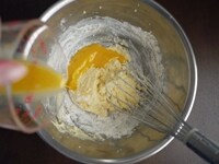 卵とふるっておいた粉類を交互に混ぜる