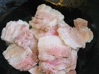 中華鍋をよく熱し、油を入れて鍋によくなじませたら、薄切りにした豚バラ肉を入れて強火で炒めます。