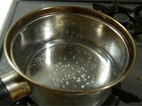 鍋に水を入れて沸かします。卵白をよく溶いておきます。<br />