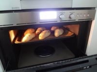 170～180度に予熱をしたオーブンに生地を入れて焼成します。ガスオーブンの場合、170度で焼成時間は13分が目安です。<br />
<br />
<br />