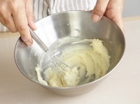 パン生地の最終発酵をとっている間、みそ味メロン皮をつくる。室温でもどしておいたバターをホイッパーで練り、砂糖を加えてよくすり混ぜる。<br />
