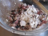 1をボウルに移し、生姜、クミン、塩、小麦粉を加えて混ぜ、だんご型にまとめ、片栗粉を周囲にまぶす。