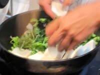 フライパンに太白ごま油とニンニクを入れて強火にかけ、フライパンが熱くなったら、ゴーヤ、豆苗を入れてざっと混ぜる。<br />
<br />
木綿豆腐、塩を入れてさらに混ぜながら炒める。