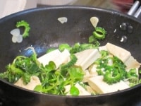 豆苗がしんなりしたら、日本酒を加え、さっと炒めて完成。皿に盛り、好みでブラックペッパーをかける。