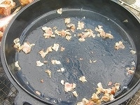 粗いみじん切りにしたパンチェッタかベーコンを鍋に入れ、炒めます。