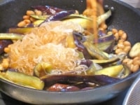 菜箸でよく混ぜ、味見をして味が足りなければ醤油を足す。最後に山椒をふり、ごま油少々（分量外）を回しかけ、火を止める。