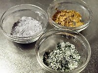 小麦粉と片栗粉を合わせて、よく混ぜます。それを3等分にして、それぞれに、ゆかり、青海苔、カレー粉を混ぜます。
