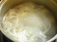 鍋にお湯を沸かし、スライスしたタマネギと小さな短冊に切ったベーコンを入れて、サッと湯がき、すぐに引き上げます。 