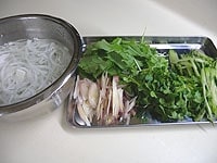 玉ねぎはうす切りして水に漬けておきます。他の野菜は洗い、水菜は5cm長さに切ります。貝割れ大根も5cm長さに切ります。みょうがも千切りにします。キュウリは5cm長さの細切りにします。<br />