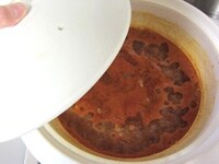 鍋が食べ終わったら、水を足して沸かします。沸いたところにショートパスタを加え、ふたをします。中～弱火で時々混ぜながら、軽く芯が残るくらいまで煮ます。<br />