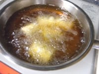 天ぷら油を160～170に熱して、5分ほど色づくようにからりと揚げます。骨まで柔らかく揚がります。<br />