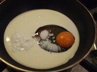 材料をフライパンに入れる