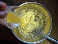 バター、卵は室温に戻しておきます。バターにグラニュー糖を入れ、泡立て器で白っぽくふんわりした状態になるまでよく撹拌します。ときほぐした卵を少しずつ、2～3回に分けて加え、その都度、よく混ぜます。<br />