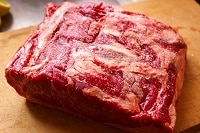 まず、牛肉は前日には室温に戻しておきます。 オーブンを250℃に余熱します。肉に塩こしょうをすりこみ、オーブンに入れて15分ほど焼きます。 次に温度を160℃に落としてさらに40分ほど焼きます（オーブンの性能や個体差によって、この時間はかなり幅があります）。