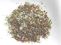 材料：　	塩小さじ1　そば茶小さじ1　青海苔小さじ1/4<br />
<br />
作りかた　フライパンに塩を入れ、弱火で塩がサラサラの状態に炒ります。火を止め、そば茶を加え混ぜ合わせます。冷めたら青海苔を加えます。<br />
<br />