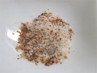 材料：　塩小さじ1　七味唐辛子小さじ1/4 <br />
<br />
作りかた　フライパンに塩を入れ、サラサラになるように炒ります。火を止め七味唐辛子を加え混ぜ合わせます。<br />
<br />