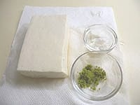 絹豆腐はキッチンペーペーパー、で軽く水分をふき取ります。崩れやすいのでていねいに扱います。柚子の皮をすりおろします。塩は天然塩を使います。<br />