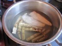 鍋に水と塩を入れ、沸騰したら弱火にし、4～5cmに切ったごぼうと鶏ささみを入れる。ささみに火が通ったら取り出し、手で割く。ごぼうも柔らかくなったら取り出し、叩いてから割く。