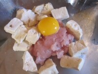 鶏肉は包丁で叩いてミンチ状にし、豆腐をさっと茹でて水切りをして潰す。それらと卵黄を混ぜ合わせる。