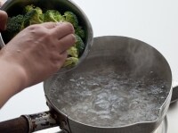 鍋にお湯を沸騰させ、塩少々（分量外）を入れブロッコリーをゆでる。<br />
<br />
箸で軽く混ぜながら約30秒ゆでたら、すぐに湯を切り冷えただし汁の入ったボウルへ入れる。<br />