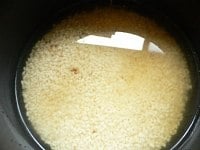 米に調味料と水を入れて混ぜる