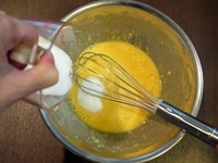 ときほぐした卵、グラニュー糖、サラダ油を順番に加え、そのつど、泡立て器でよく混ぜます。<br />