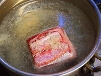 豚肉をボールに入れ塩をまぶしてよく揉む。１０分ほど置いたら、塩ごと水１リットルを入れた鍋の中に入れて火にかける。

薄切り肉を使う場合は、沸騰したお湯でさっと茹でるだけでよい。
