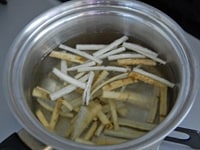 小鍋にお湯を沸かし、沸騰したらゴボウが柔らかくなるまで、5分ほどゆでます。柔らかくなったらザルにあけ、水気を切って塩をふります。<br />
