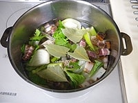 鍋にトリッパ、玉ねぎ、セロリ、ベーコン、にんにく、ローリエを加え、水を1000ml加えて弱火で2時間ほど煮ます。<br />