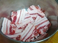 豚バラ肉は5mm幅程度に切って塩コショウしてもむ。ネギは適当な長さに筒切りにする。