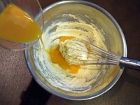 ときほぐした卵を2～3回に分けて加え、そのつど、泡立て器でよく混ぜます。途中で分離しそうになったら、ふるった粉類から大さじ1ほど加え混ぜると、分離するのを防ぐことができます。<br />