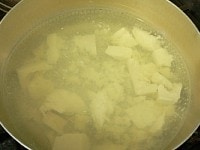 湯を沸かして塩少々（分量外）を入れ、豆苗を金ザルに入れてさっと茹で上げて湯を切る。同じ湯に豆腐を手でつぶし入れ、ゆらゆら煮立ってきたら火を止めてそのままにしておく。<br />
<br />