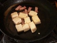 戻した高野豆腐を6～9つに切って小麦粉をまぶし、短冊切りベーコンとともにサラダ油を敷いたフライパンで焼く。<br />