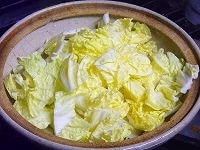 白菜をざく切りにし、昆布とともに土鍋に入れる。