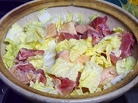 鶏肉をひと口大に切って土鍋に入れ、水、塩、コショウ、日本酒を加え、フタをして弱火にかける。
骨付き鶏肉を使うと、よりおいしい。