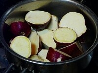 サツマイモを適当に切り、鍋に入れる。そこに水を入れ、ぴったりとふたをして中火にかけ、水が沸騰したら弱火して蒸し煮にする。
