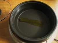 鍋に水をはり、昆布を入れて20分ほどおきます。<br />
<br />