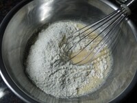 ボウルに卵と牛乳を入れ、泡立て器で混ぜておきます。ホットケーキミックスを加え、だまが無くなるまで軽く混ぜます。ここで混ぜ過ぎるとふくらみが悪くなるので、混ぜ過ぎに注意しましょう。<br />