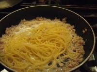 茹であがったスパゲティを加えて、フライパンをゆすりながら手早く和える。<br />