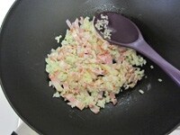 フライパンにオリーブオイル大さじ1/2を入れて、玉ねぎ、にんにく、ベーコンを炒めます。<br />