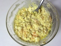 卵はフォークを使って、耐熱ボウルの中で粗みじんにします。マヨネーズ、粒マスタード、オリーブオイル大さじ1を加え、さっと混ぜます。