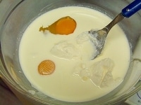 別のボウルに卵（全卵）と卵黄、リコッタチーズ、生クリームを入れ、すべてが均一に混ざるまでよくかき混ぜる。 