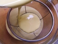 牛乳を加え、さらに全体が均一になるまでよく混ぜ、ザルや茶漉しで濾す。 