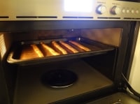 180度に予熱をしたオーブンに生地を入れて焼成します。ガスオーブンの場合、170～180度で焼成時間は10分～12分が目安です。<br />
<br />