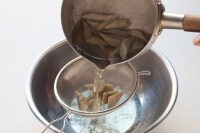 鍋にごぼうを入れ新しい水をひたひたに入れて火にかける。沸騰させてから3分程煮立て、一度お湯を切る。<br />
<br />
ごぼうを鍋にもどし、だし汁とひたひたになるまでの水を加え再び火にかける。砂糖と醤油を加え、ごぼうがほくほくやわらかくなるまで落とし蓋をして煮る。<br />
