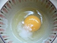 卵、砂糖小さじ弱、塩2本指で1つまみ、酒小さじ1/2を混ぜ、ラップをかけて電子レンジ（600W）に入れ、タイマーを1分にして加熱開始。30～40秒経ったら取り出してかき混ぜ、ラップして残り時間を加熱する。<br />