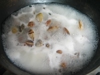 鍋かフライパンにアサリと白ワインを入れて中火にかけ、ふたをして、アサリの殻が開くまで蒸す。 